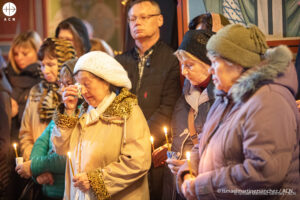 Fieles durante el funeral de un soldado ucraniano en la catedral de San Miguel, en Kiev