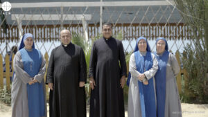 El padre Gabriel Romanelli junto a miembros del clero que sirve en la parroquia de la Sagrada Familia de Gaza El padre Gabriel Romanelli junto a miembros del clero que sirve en la parroquia de la Sagrada Familia de Gaza