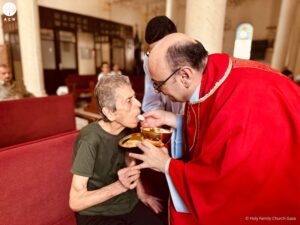 El padre Gabriel Romanelli, párroco de la iglesia de la Sagrada Familia (Gaza), dando la comunión a los feligreses. © Holy Family Church Gaza El padre Gabriel Romanelli, párroco de la iglesia de la Sagrada Familia (Gaza), dando la comunión a los feligreses. © Holy Family Church Gaza