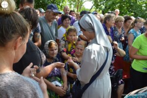 Una monja junto a feligreses en la diócesis de Odesa-Simferopol (Ucrania) Una monja junto a feligreses en la diócesis de Odesa-Simferopol (Ucrania)
