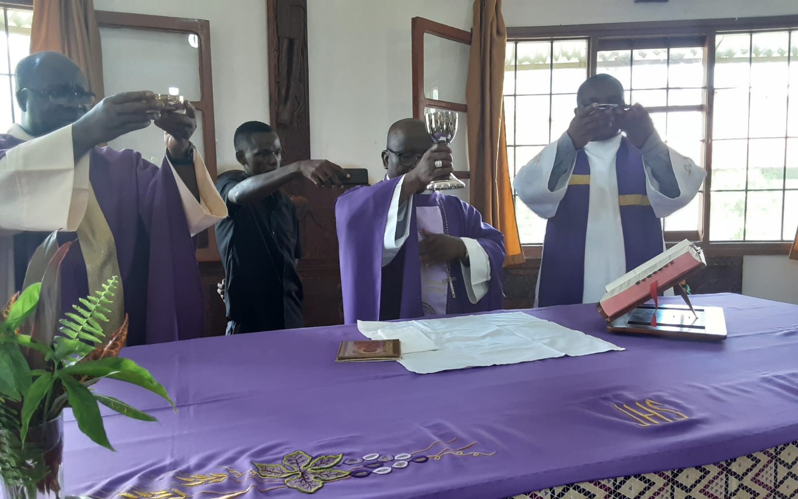 1800 MO and 48 NOV for 1 bishop e 34 priests working in the diocese of Gurué and 2 priests working at the Seminary of St Joseph estipendios de misa en Mozambique