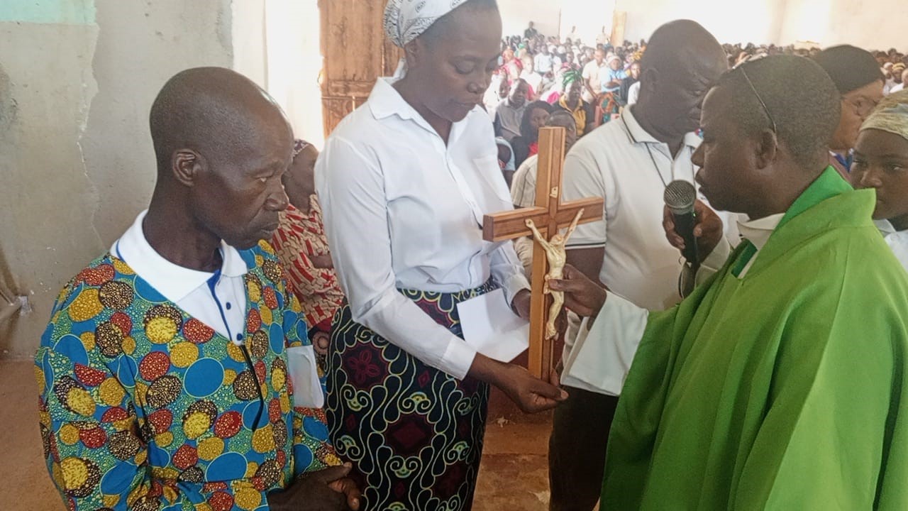 1800 MO and 48 NOV for 1 bishop e 34 priests working in the diocese of Gurué and 2 priests working at the Seminary of St Joseph estipendios de misa en Mozambique