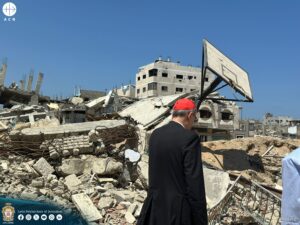 El cardenal Pizzaballa durante su visita a la ciudad de Gaza, devastada por los bombardeos El cardenal Pizzaballa durante su visita a la ciudad de Gaza, devastada por los bombardeos
