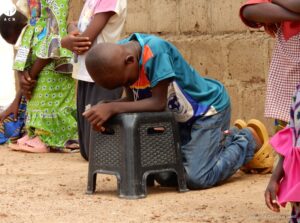 Niño de Burkina Faso rezando. Imagen de archivo Niño de Burkina Faso rezando. Imagen de archivo