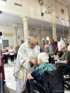 El padre Gabriel Romanelli, párroco de Gaza, durante una Misa El padre Gabriel Romanelli, párroco de Gaza, durante una Misa