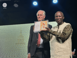 Un cristiano de Burkina Faso recoge el IX Premio a la Libertad Religiosa en nombre del catequista Mathieu Sawadogo