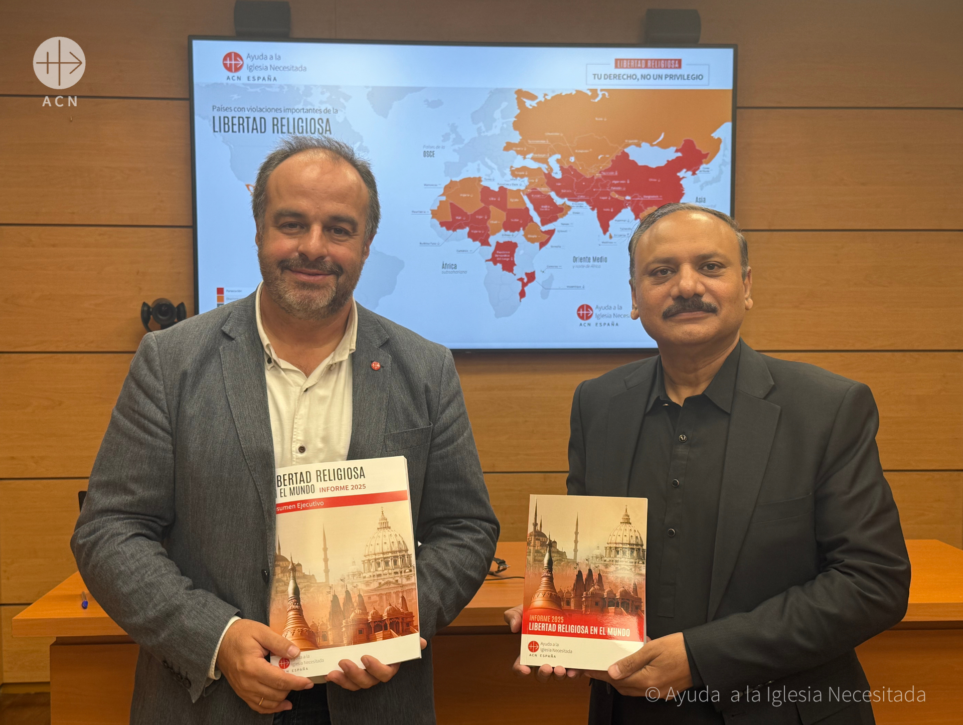 El director de ACN España, José María Gallardo, y el director de la Comisión Nacional Católica para la Justicia y la Paz (CNJP) de Pakistán, Naeem Yousaf Gill, en la presentación del Informe Libertad Religiosa en el Mundo 2025