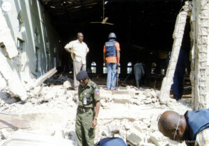 Policía en la iglesia de Santa Rita en Kaduna (Nigeria) tras un ataque. Imagen de archivo