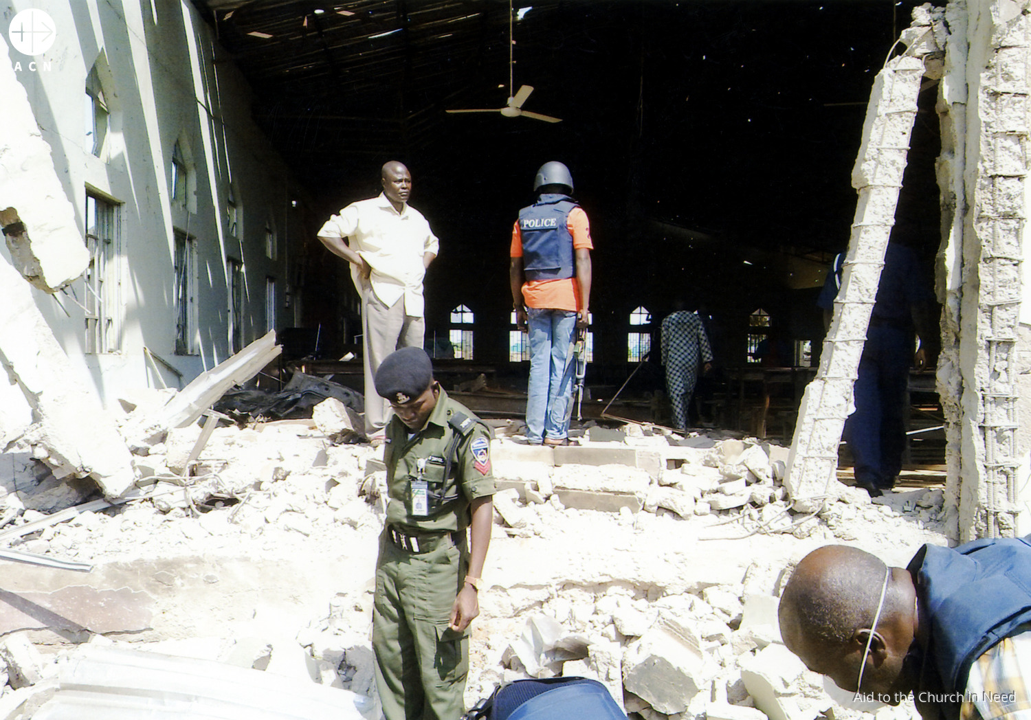 Policía en la iglesia de Santa Rita en Kaduna (Nigeria) tras un ataque. Imagen de archivo