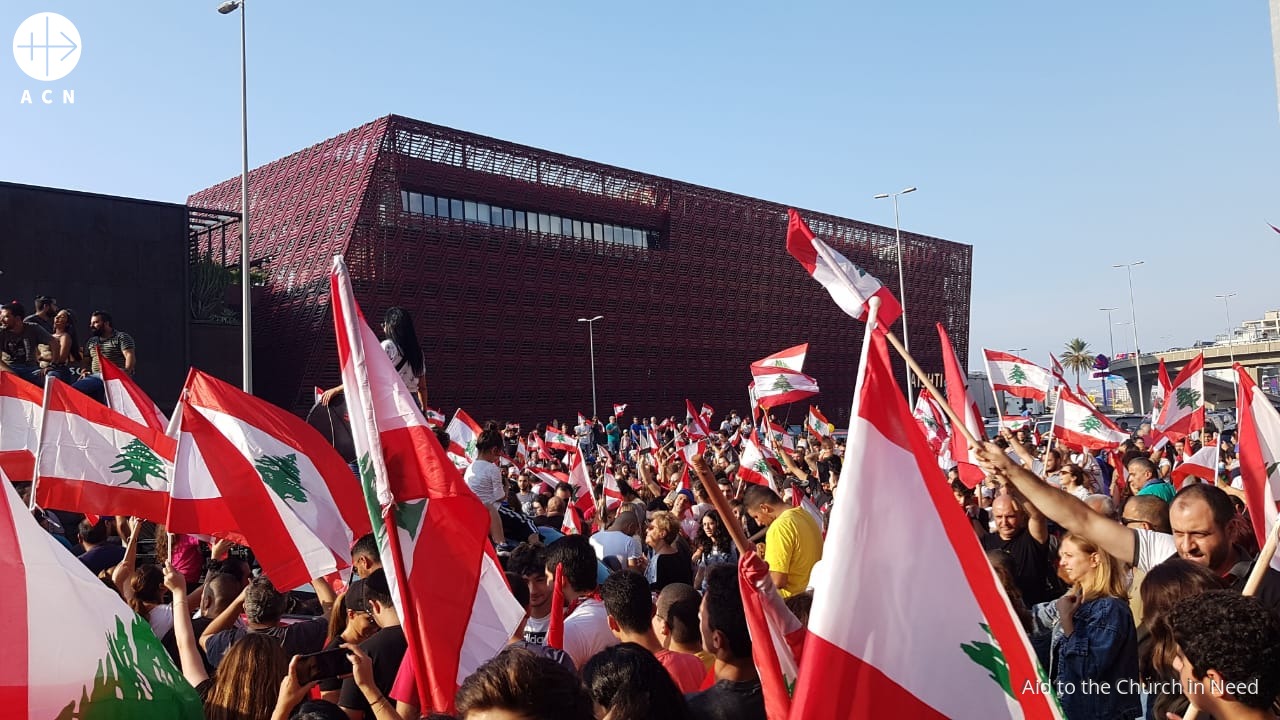 Marcha de personas con banderas de Líbano