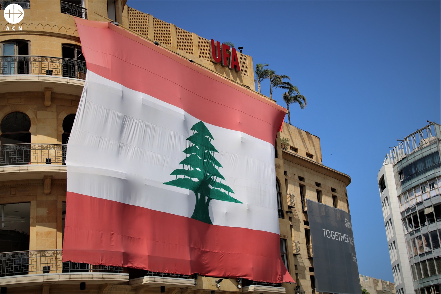 Bandera de Líbano en el centro de Beirut