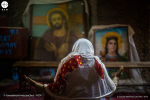 Una mujer etíope ortodoxa reza ante los iconos de Jesús y María Una mujer etíope ortodoxa reza ante los iconos de Jesús y María
