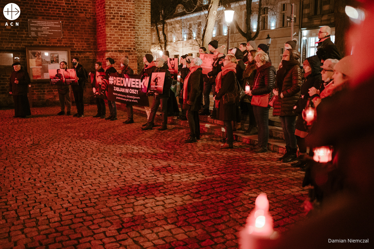 Marcha silenciosa en Poznan (Polonia) delante de una iglesia jesuita durante la RedWeek 2021. © Damian Niemczal