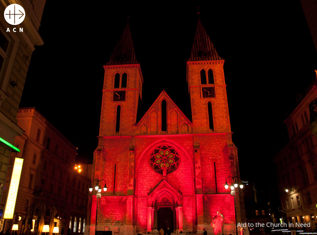Catedral del Sagrado Corazón en Sarajevo (Bosnia Herzegovina), iluminada de rojo durante la RedWeek 2021