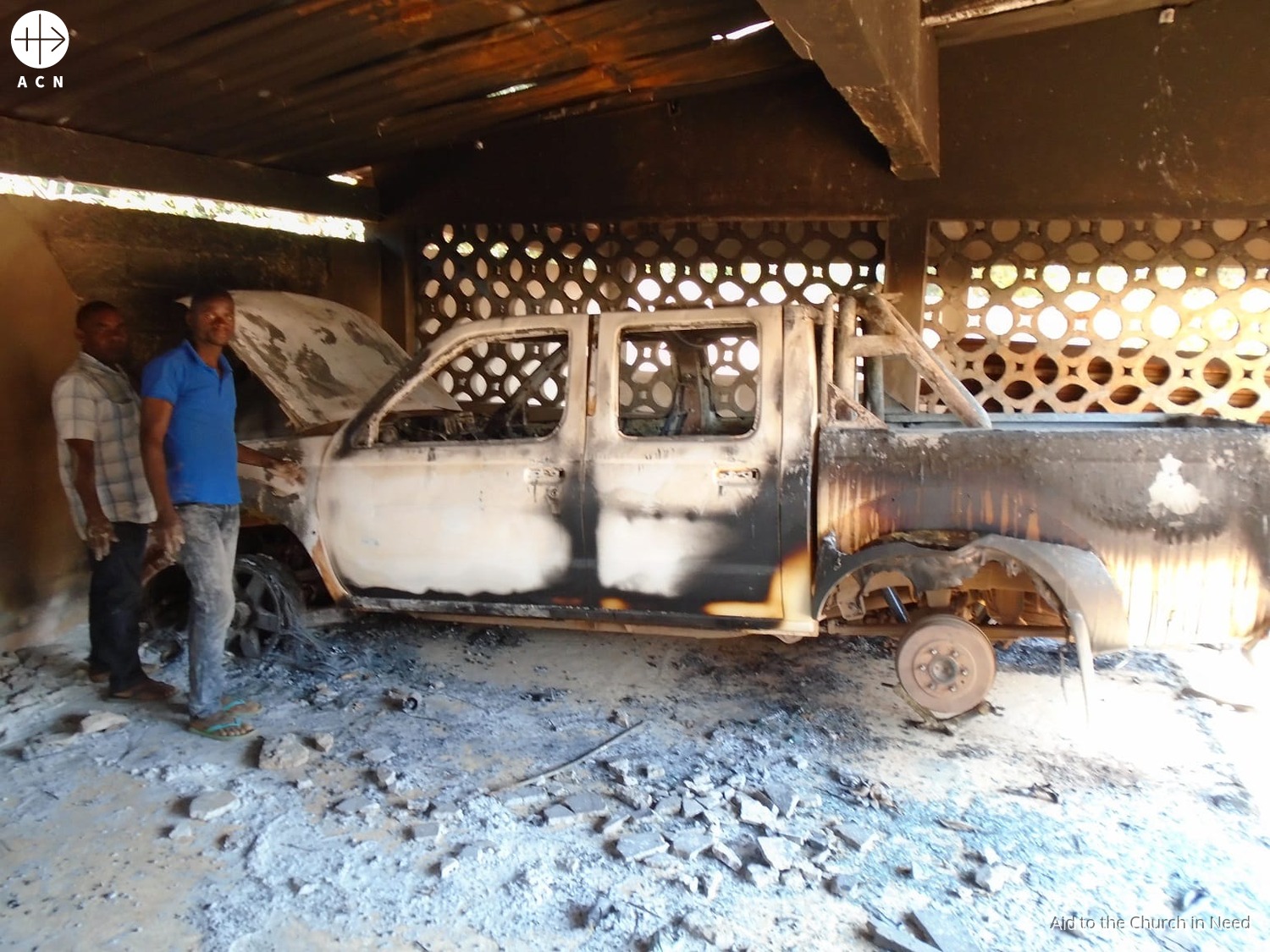 Sala y coche quemados por un ataque contra la misión de Chipene (Mozambique). Imagen de archivo