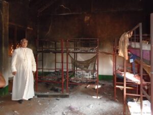 Un obispo visita la misión de Chipene, arrasada tras un ataque. Imagen de archivo