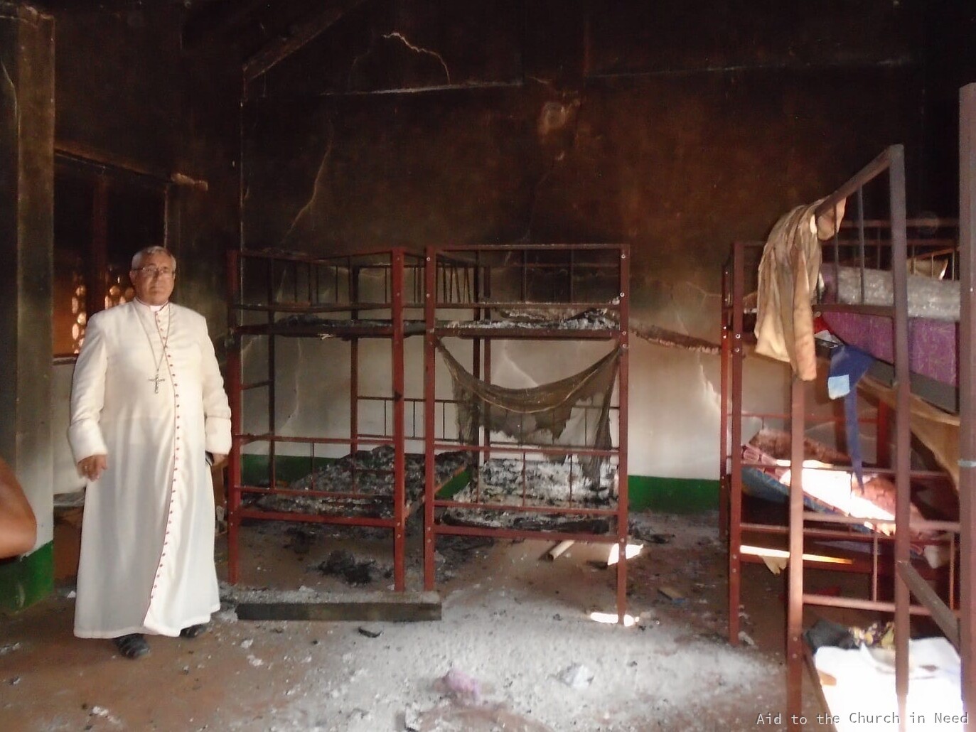 Un obispo visita la misión de Chipene, arrasada tras un ataque. Imagen de archivo