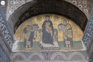 Iconos en el interior y el exterior de Santa Sofía, en Estambul (Turquía)