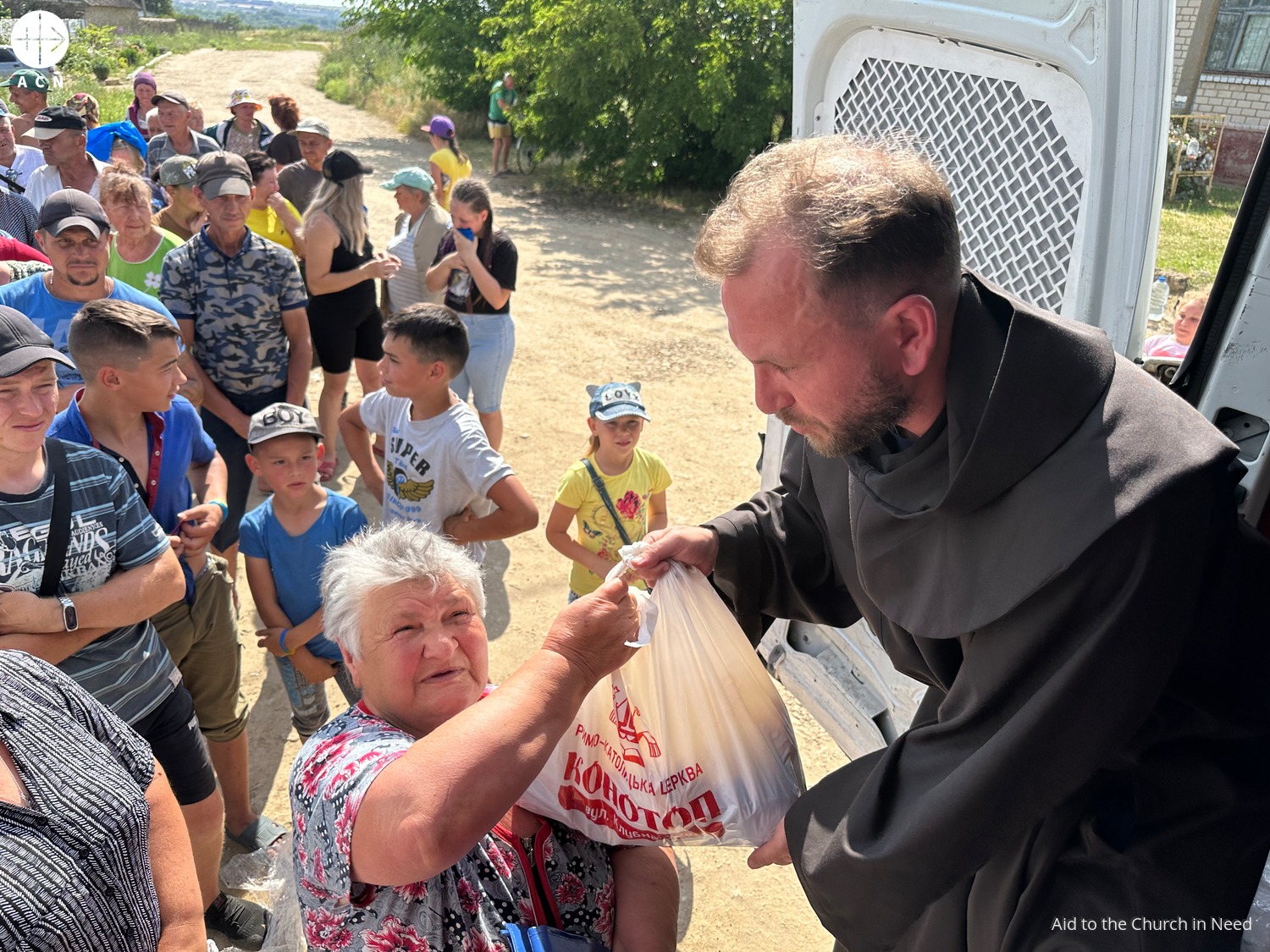 Distribución de comida en la parroquia de Nuestra Señora de Fátima, en Konotop (Ucrania)