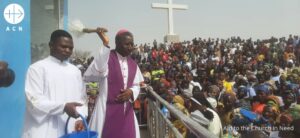 Ceremonia en el centro de peregrinación Whuabazhi (Nigeria). Imagen de archivo