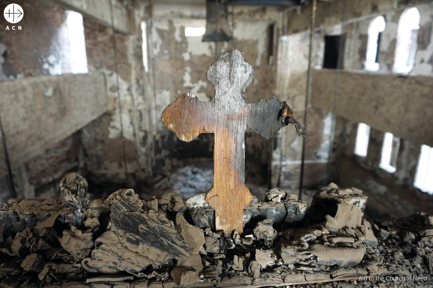 Cruz quemada en la catedral copta de San Jorge, en Luxor (Egipto)