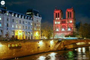 Catedral de Notre-Dame (París, Francia) iluminada de rojo durante la RedWeek 2024 Catedral de Notre-Dame (París, Francia) iluminada de rojo durante la RedWeek 2024