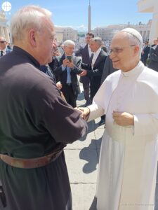El Papa León XIV saluda al padre Anton Lasser
