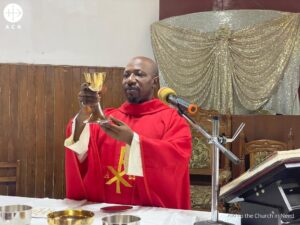 Sacerdote durante la celebración de una Misa en Nigeria. Imagen de archivo