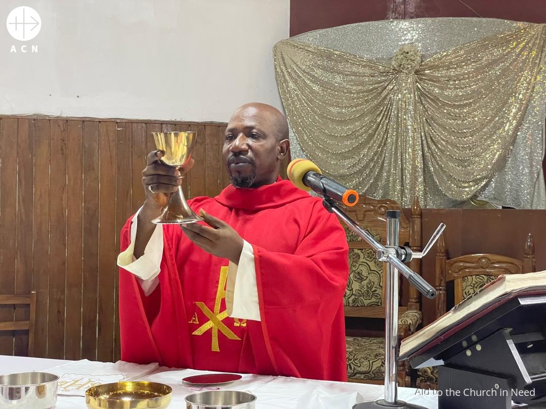 Sacerdote durante la celebración de una Misa en Nigeria. Imagen de archivo Sacerdote durante la celebración de una Misa en Nigeria. Imagen de archivo