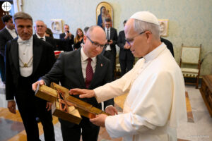 El Papa León XIV recibe un icono durante la audiencia privada concedida a ACN. © Vatican Media