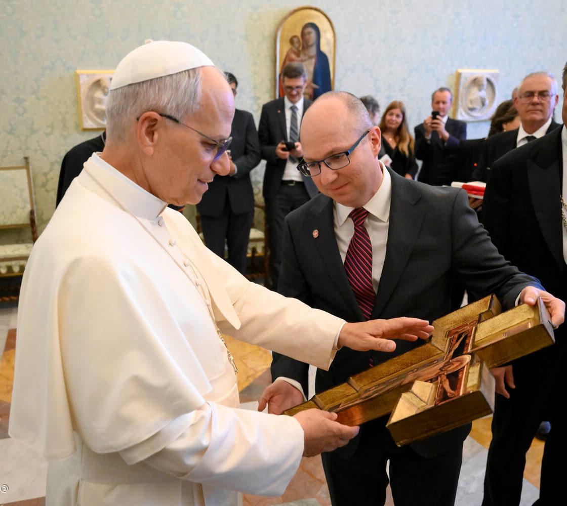 El Papa León XIV recibe un icono durante la audiencia privada concedida a ACN. © Vatican Media