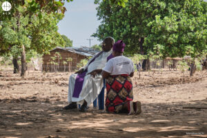 Feligresa de Mozambique confesándose