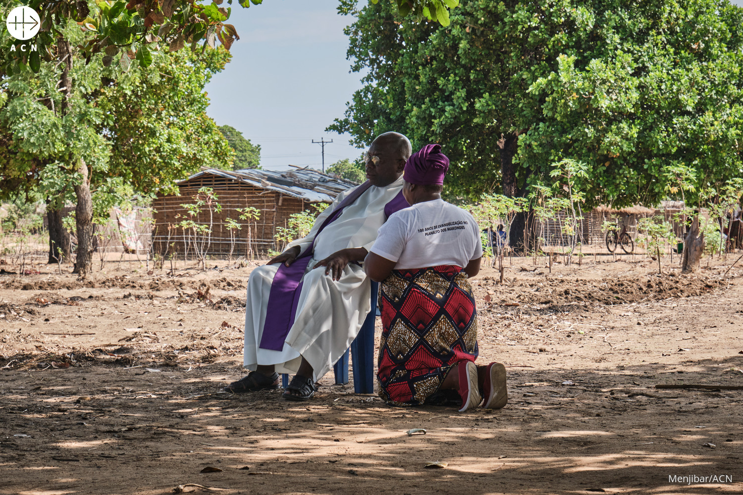 Feligresa de Mozambique confesándose Feligresa de Mozambique confesándose
