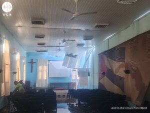 Daños en el interior de una iglesia tras el paso del huracán Melissa en Cuba