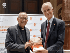 El arzobispo de Barcelona, Mons. Juan José Omella, con el presidente de ACN España, Walter von Plettemberg, durante la presentación del Informe Libertad Religiosa en el Mundo 2025 en Barcelona