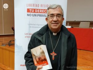Mons. Luis Argüello, presidente de la Conferencia Episcopal Española, con el Informe Libertad Religiosa en el Mundo 2025 Mons. Luis Argüello, presidente de la Conferencia Episcopal Española, con el Informe Libertad Religiosa en el Mundo 2025