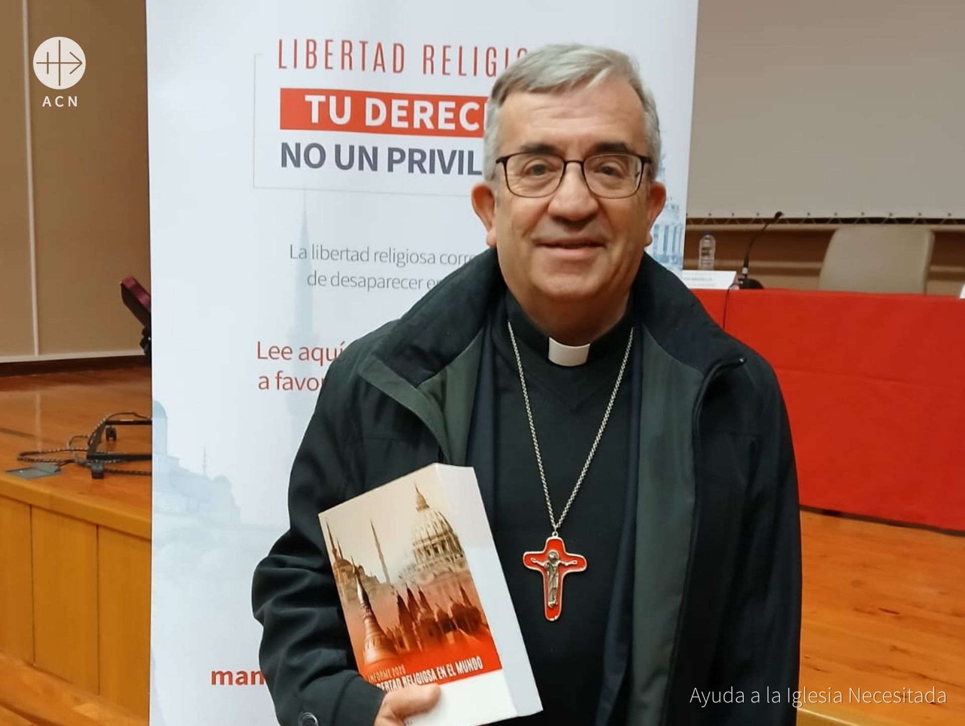 Mons. Luis Argüello, presidente de la Conferencia Episcopal Española, con el Informe Libertad Religiosa en el Mundo 2025
