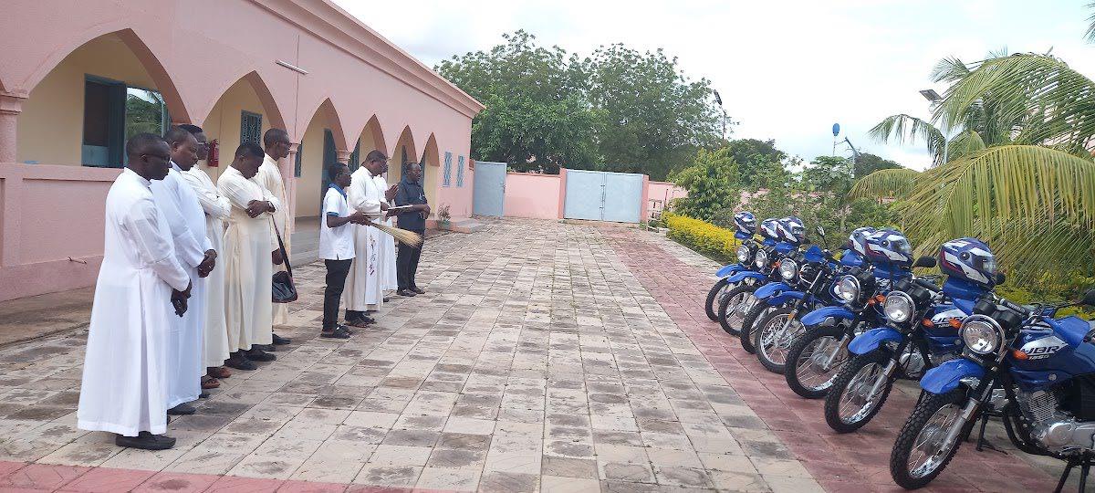 7 Yamaha YBR motorcycles for the pastoral care of 7 new priests in the Diocese of Tenkodogo
