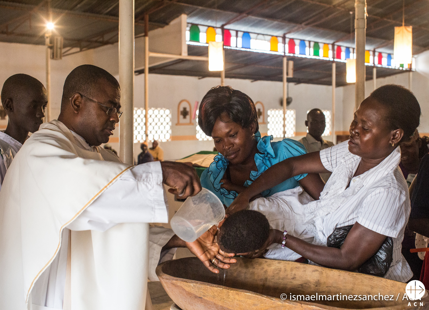 Sacerdote nigeriano celebra un bautizo en una iglesia del norte del país. © ACN España