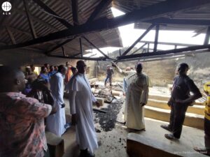 El obispo de Kaduna (Nigeria) visita una iglesia destruida en su diócesis. Foto de archivo