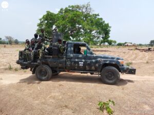 Vehículo con agentes de seguridad de Nigeria. Foto de archivo