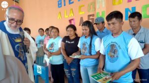 Mons. Celmo Lazzary, obispo de San Miguel de Sucumbios (Ecuador), visita a la comunidad indígena. Foto de archivo