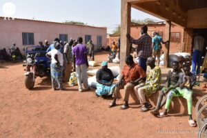 Distribución de comida de primera necesidad en un campo de desplazados en Burkina Faso