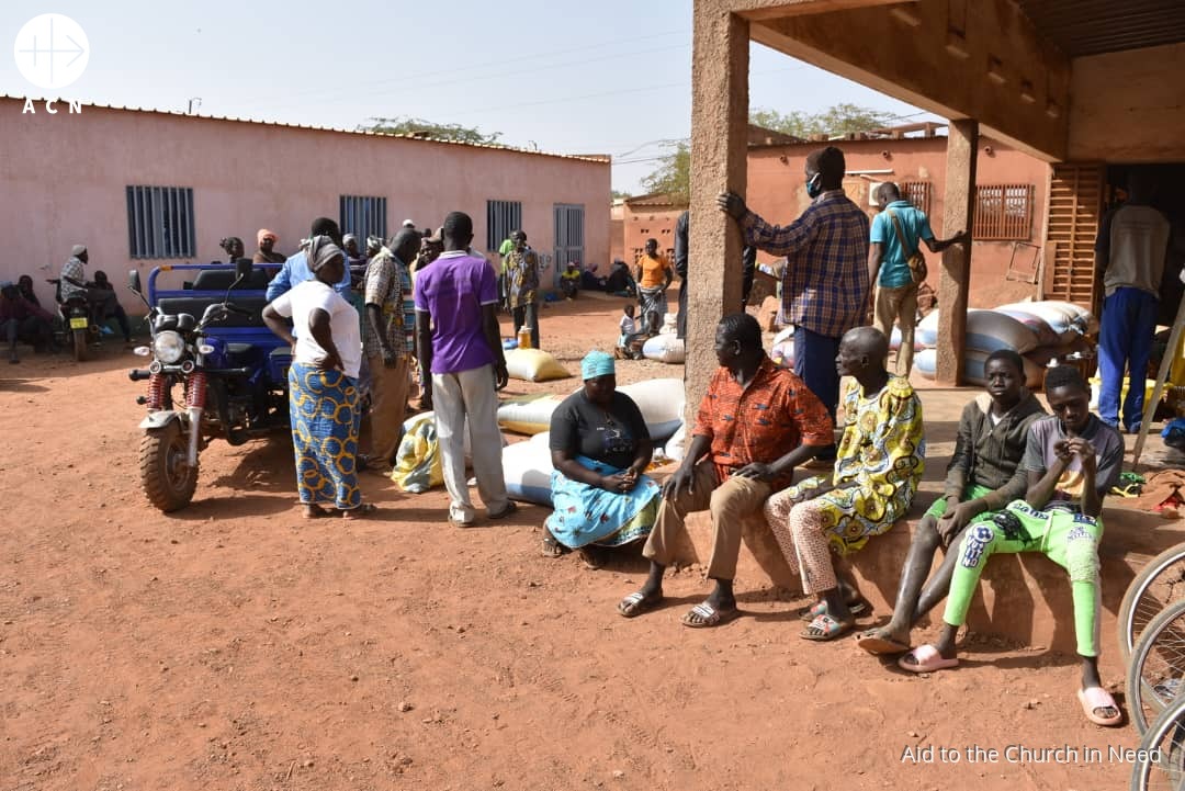 Distribución de comida de primera necesidad en un campo de desplazados en Burkina Faso Distribución de comida de primera necesidad en un campo de desplazados en Burkina Faso