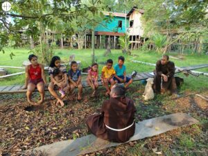 Dos frailes capuchinos durante una catequesis