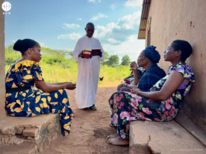 Un catequista dirige un momento de oración con un grupo de fieles