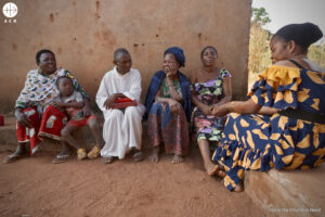 Catequista en Tanzania durante una reunión