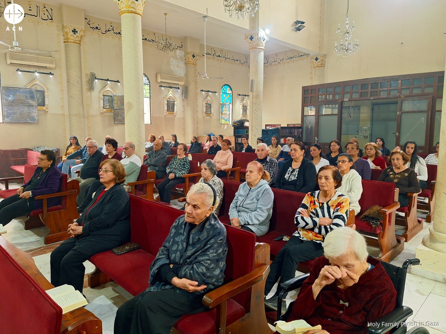 Feligreses durante una Misa en la parroquia de la Sagrada Familia (Gaza) Feligreses durante una Misa en la parroquia de la Sagrada Familia (Gaza)