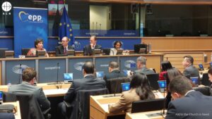 El panel reunió a responsables políticos y expertos para reflexionar sobre la libertad religiosa