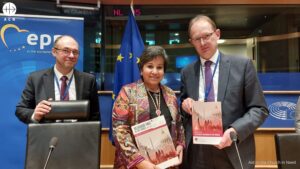 Marcela Szymanski, responsable de Incidencia Internacional, con dos representantes